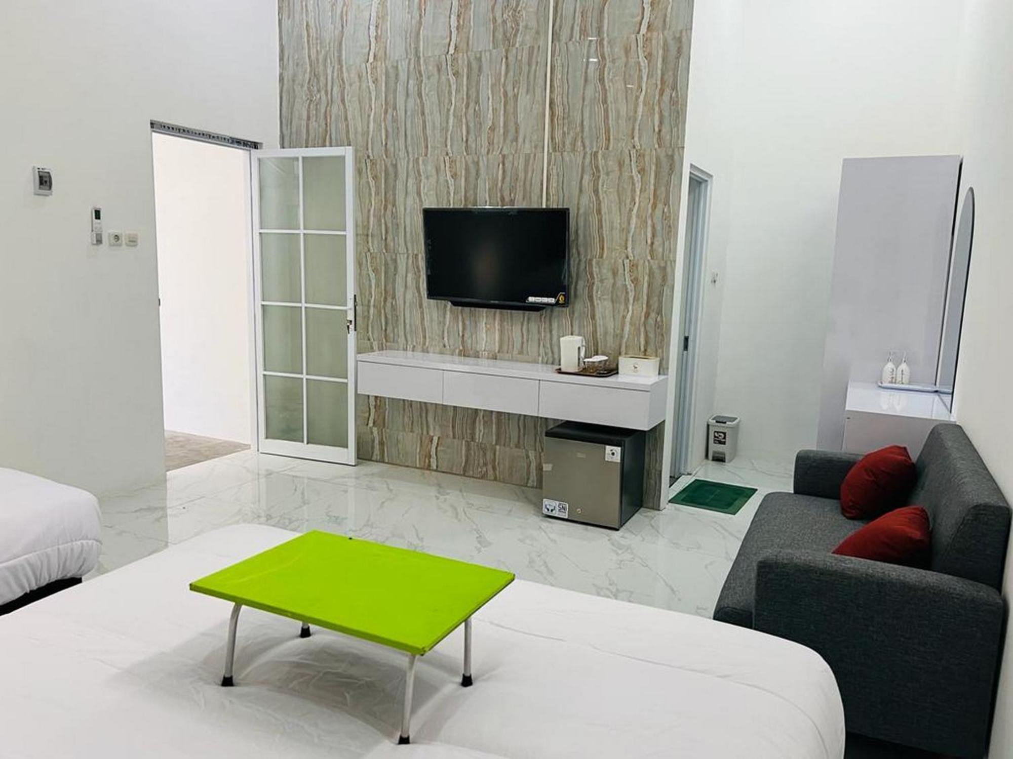 Urbanview Hotel Nimara Ngawi By Reddoorz Eksteriør billede